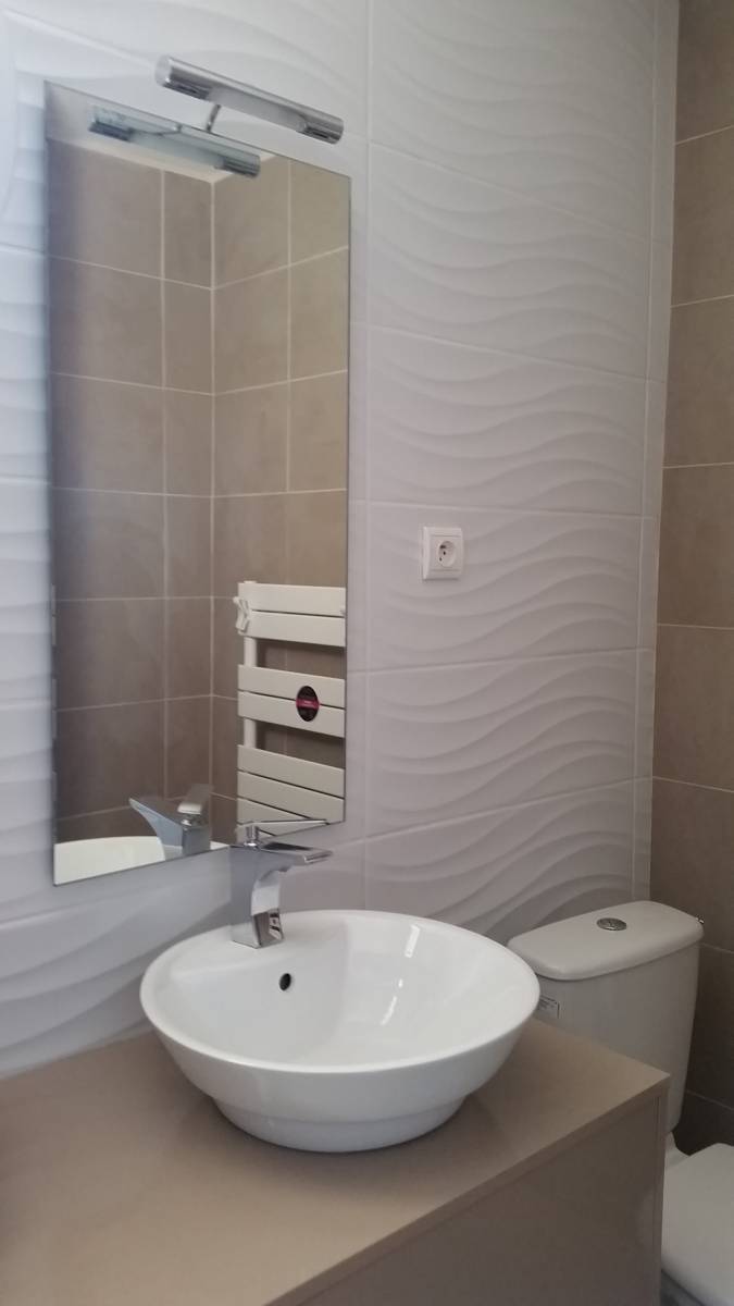 Salle de bains rénovée en kashmir et blanc brillant à Fos-sur-Mer